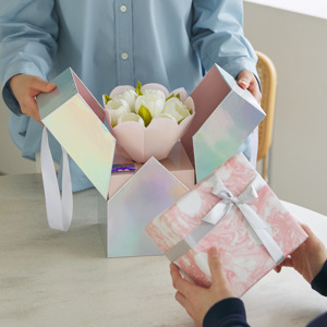 《ギフトセット／スペシャルブルームチューリップ／専用ベース付き》昼はアートフラワー、夜はあたたかなムードライトになる「スペシャルブルームチューリップブーケLED（ホワイト）」｜VIA K STUDIOヴィアケースタジオ