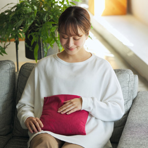 《お腹・腰元用／クラシック》ほどよい重みと蒸気で、じんわり気持ちいい！チェリーブランデー製造の労働者が見つけた伝統的ヒーリング「チェリーストーンピロー」｜INATURA イナチュラ