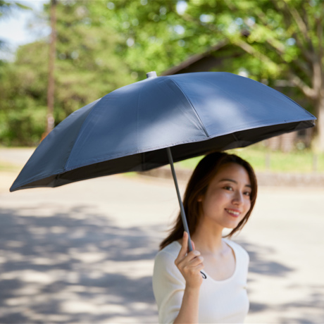夏は、日陰より“さえぎる陰”｜《晴雨兼用／ギフト袋なし》遮光率100％、折り畳まない“短傘”｜+TIC HYBRID