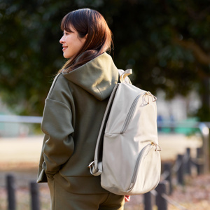 《Mサイズ》口がパカっと90°開いて、荷物が見える、出し入れスムーズな「バネパカリュック」｜mayumasa