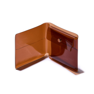 「ピタッ！」が、心地よさのカタチ｜《コンビニエンスウォレット》軽くて薄〜いクリア素材、デッドスペースがない「ミニマム財布」｜sugata｜ブラウン