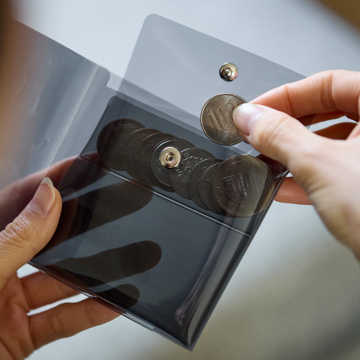 「ピタッ！」が、心地よさのカタチ｜《コンビニエンスウォレット》軽くて薄〜いクリア素材、デッドスペースがない「ミニマム財布」｜sugata