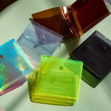 「ピタッ！」が、心地よさのカタチ｜《コンビニエンスウォレット》軽くて薄〜いクリア素材、デッドスペースがない「ミニマム財布」｜sugata