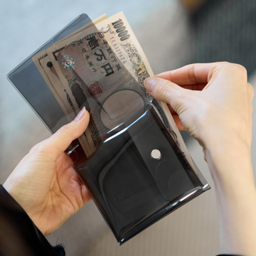 「ピタッ！」が、心地よさのカタチ｜《コンビニエンスウォレット》軽くて薄〜いクリア素材、デッドスペースがない「ミニマム財布」｜sugata