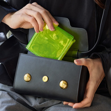 「ピタッ！」が、心地よさのカタチ｜《コンビニエンスウォレット》軽くて薄〜いクリア素材、デッドスペースがない「ミニマム財布」｜sugata