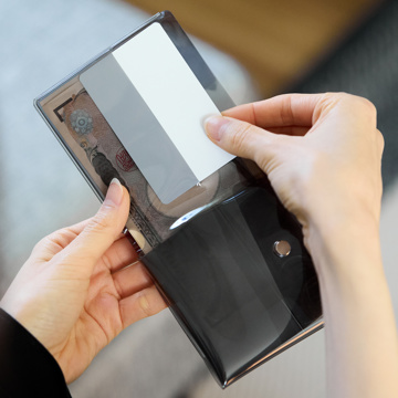 「ピタッ！」が、心地よさのカタチ｜《コンビニエンスウォレット》軽くて薄〜いクリア素材、デッドスペースがない「ミニマム財布」｜sugata