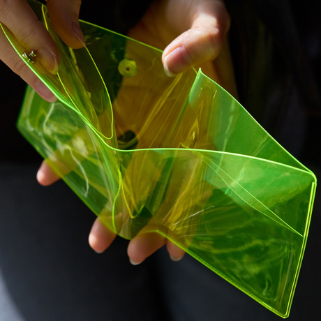 「ピタッ！」が、心地よさのカタチ｜《コンビニエンスウォレット》軽くて薄〜いクリア素材、デッドスペースがない「ミニマム財布」｜sugata