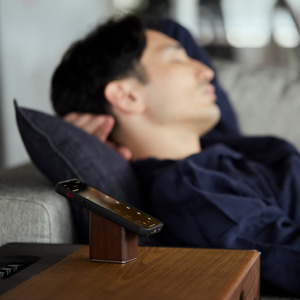 スマホ置き》仕事の道具を整理整頓！木の温かみにデスクも、心も