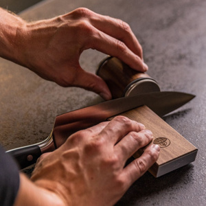 砥石を“転がす“逆転の発想で、カンタンに包丁の切れ味よみがえる「研ぎ