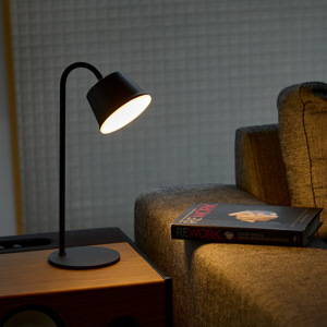 ふだんはデスクライト、停電時はランタン、充電で4時間点灯する「2WAYコードレスLEDランプ」｜LED Magnecco portable lamp