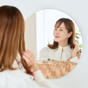 佐賀の杉で織りなす吉祥文様、置くだけで明るい部屋になる「ウォールミラー」｜NENRIN