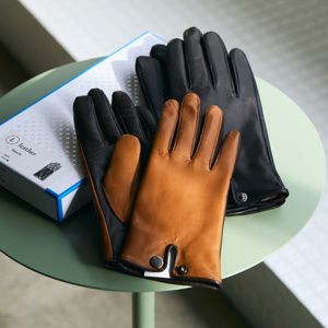 leather touch》東かがわ発！スマホに触れる、ロングセラーの