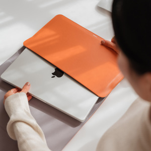 《14インチ》広げればデスクマットになる「ノートパソコンケース」｜Orbitkey Laptop Sleeve