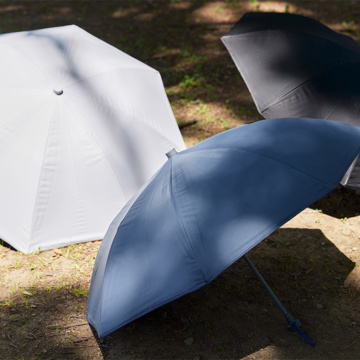 夏は、日陰より“さえぎる陰”｜《晴雨兼用／ギフト袋入り》遮光率100％、折り畳まない“短傘”｜+TIC HYBRID