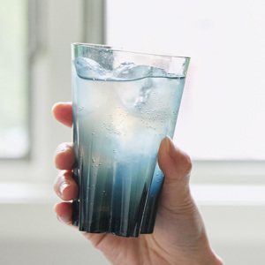 《タンブラー 240ml／単品》ビールやハイボールに、持ち上げると「桜型の水滴」が残るグラス（桐箱付き）｜Sakurasaku