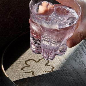 《ロック260ml／単品》日本酒、焼酎、ウィスキーロックに、持ち上げると「桜型の水滴」が残るグラス（桐箱付き）｜Sakurasaku