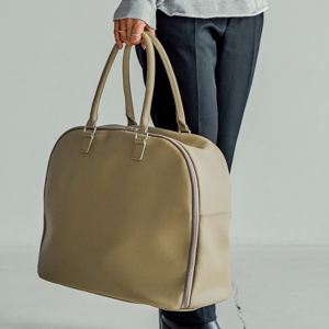 《ボストンバッグ／30L》ガバッと開いて、小旅行や出張の荷物をたっぷり収納！サボテンから生まれたビーガンレザー使用の「旅バッグ」| Aww