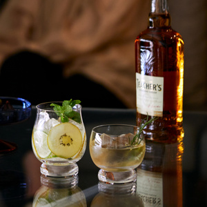 《250ml／2個組》小樽から届いた、気取らず、深く味わうためのゴブレット型グラス「fuwari」｜KIKIME