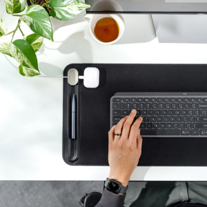 《SLIMサイズ》心地いいヴィーガンレザーの手触り、自然とワークスペースが整う「デスクマット」|Orbitkey Deskmat