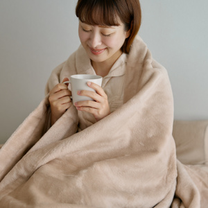 《シングル》家蚕ペニーシルク使用、“起毛の匠”が磨き上げる、傑作寝具｜Silk Aura