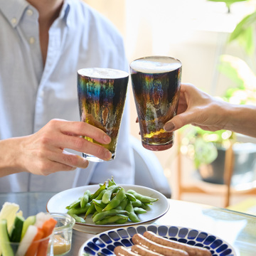 いつものお酒に、惚れ直す｜《ビールグラス》オーロラの光彩で眼福を、まろやかな味わいで口福をもたらす、「純チタン」コーティンググラス｜PROGRESS プログレス