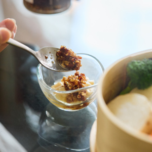 《ペッパー＆スモーク風味》切っただけ・ゆでただけの食材が、絶品おつまみに変わる「食べる調味料」｜サクサクしょうゆアーモンド