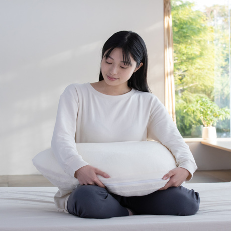 横向き寝の「腕・肩」に、かつてない自由を｜高さ調節も可能、腕・肩が痛くなりにくい「横向き寝 専用枕」｜YOKONEGU Premium