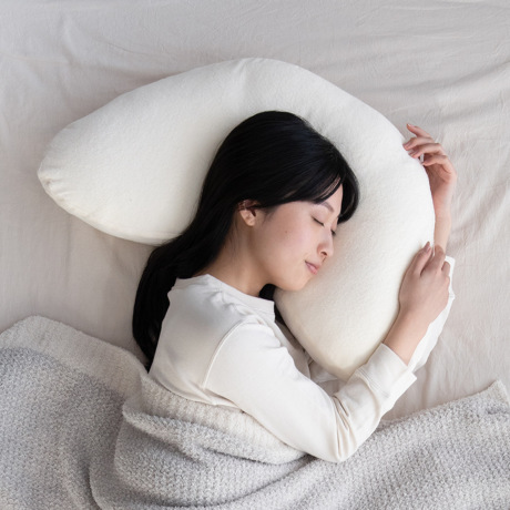 横向き寝の「腕・肩」に、かつてない自由を｜高さ調節も可能、腕・肩が痛くなりにくい「横向き寝 専用枕」｜YOKONEGU Premium