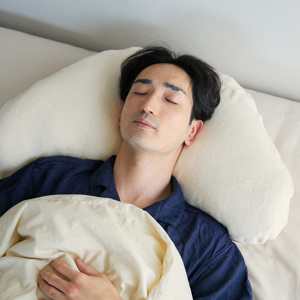 高さ調節も可能、腕・肩が痛くなりにくい「横向き寝 専用枕