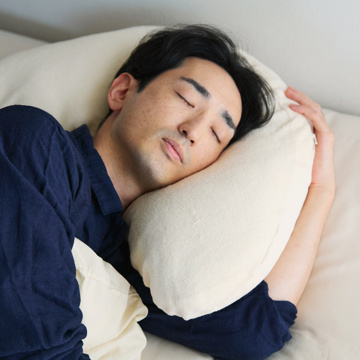 横向き寝の「腕・肩」に、かつてない自由を｜高さ調節も可能、腕・肩が痛くなりにくい「横向き寝 専用枕」｜YOKONEGU Premium