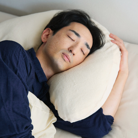 横向き寝の「腕・肩」に、かつてない自由を｜高さ調節も可能、腕・肩が痛くなりにくい「横向き寝 専用枕」｜YOKONEGU Premium