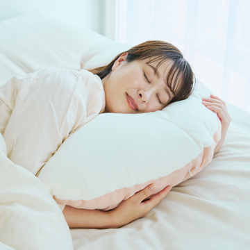 横向き寝の「腕・肩」に、かつてない自由を｜高さ調節も可能、腕・肩が痛くなりにくい「横向き寝 専用枕」｜YOKONEGU Premium