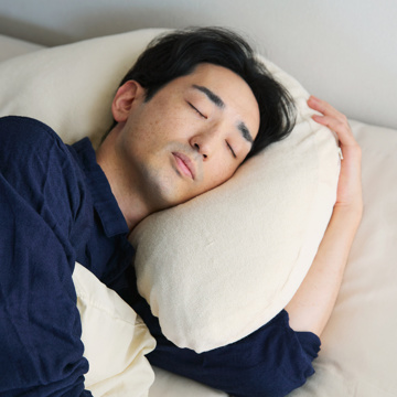 横向き寝の「腕・肩」に、かつてない自由を｜《専用枕カバー／パイル》伸縮性のあるシンカーパイル使用、肌に触れる部分コットン100％の枕カバー｜YOKONEGU Premium