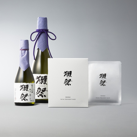 銘酒「獺祭」で、引き算スキンケア｜《フェイシャル トリートメント マスク／5枚入り》「獺祭 純米大吟醸　磨き二割三分」の酒粕エキス配合 フェイスマスク｜獺祭ビューティ