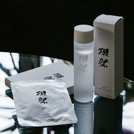 銘酒「獺祭」で、引き算スキンケア｜《フェイシャル トリートメント マスク／5枚入り》「獺祭 純米大吟醸　磨き二割三分」の酒粕エキス配合 フェイスマスク｜獺祭ビューティ