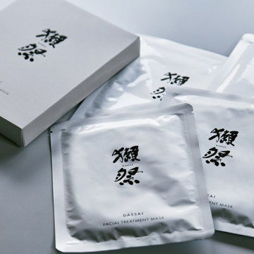 銘酒「獺祭」で、引き算スキンケア｜《フェイシャル トリートメント マスク／5枚入り》「獺祭 純米大吟醸　磨き二割三分」の酒粕エキス配合 フェイスマスク｜獺祭ビューティ