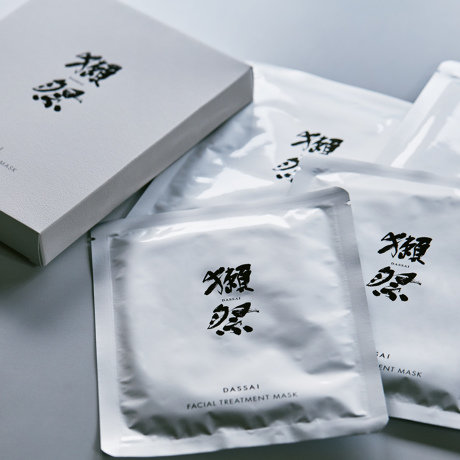 銘酒「獺祭」で、引き算スキンケア｜《フェイシャル トリートメント マスク／5枚入り》「獺祭 純米大吟醸　磨き二割三分」の酒粕エキス配合 フェイスマスク｜獺祭ビューティ