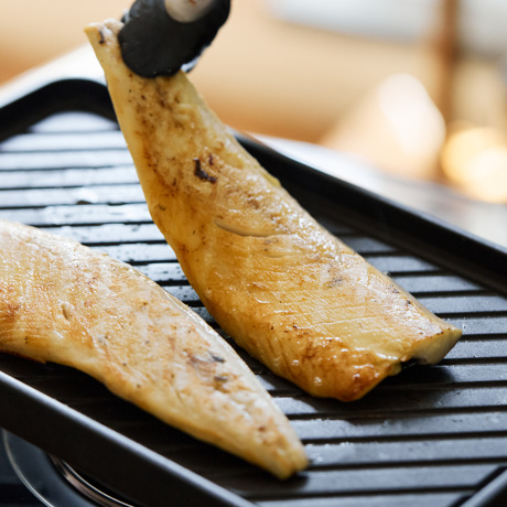 理想のトースト・焼き魚、わが家でできた！｜《スミ イタ グリル》外パリッ、中ふわっと焼きあがる「炭プレート」｜Sumi