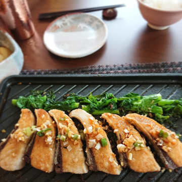 理想のトースト・焼き魚、わが家でできた！｜《スミ イタ グリル》外パリッ、中ふわっと焼きあがる「炭プレート」｜Sumi