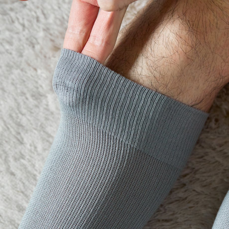 立ちっぱ族を救ったのは、工場靴下だった！ ｜《ビジネス用》革靴でも疲れにくい、ずり落ちにくい「スーパーデキる男の靴下」｜エコノレッグ