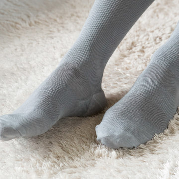 立ちっぱ族を救ったのは、工場靴下だった！ ｜《ビジネス用》革靴でも疲れにくい、ずり落ちにくい「スーパーデキる男の靴下」｜エコノレッグ