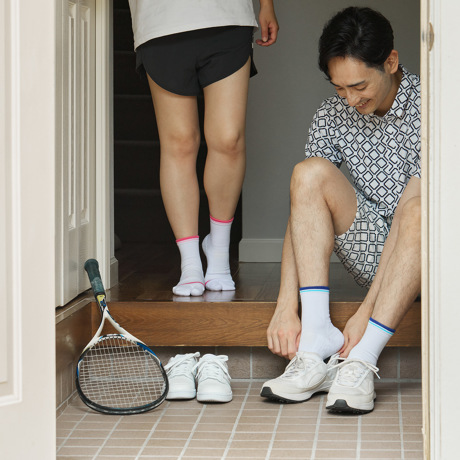 立ちっぱ族を救ったのは、工場靴下だった！ ｜《ゴルフ＆テニス用》強力グリップでしっかり踏み込める「Varie×cross」｜エコノレッグ