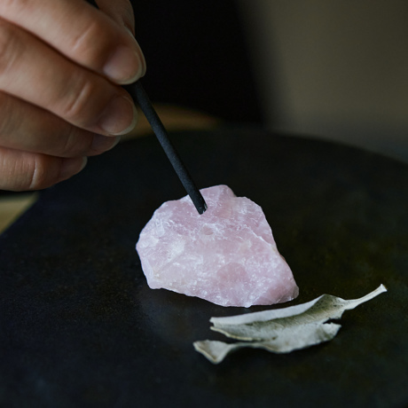 お香で、チェックイン｜《インセンスホルダー／クオーツ》空間をととのえる、天然水晶の香立て｜siki