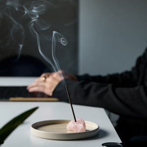 インセンスホルダー／クオーツ》空間をととのえる、天然水晶の香立て