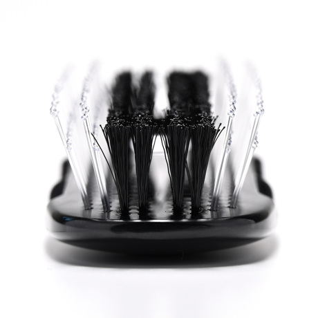 毎日サロン帰りのご機嫌ヘア|プロの施術を3700本の極細ピンで再現する「トリートメントブラシ」|EMIT