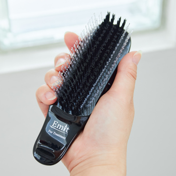 毎日サロン帰りのご機嫌ヘア|プロの施術を3700本の極細ピンで再現する「トリートメントブラシ」|EMIT