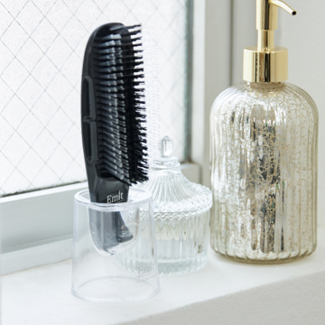 毎日サロン帰りのご機嫌ヘア|プロの施術を3700本の極細ピンで再現する「トリートメントブラシ」|EMIT