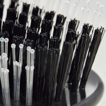 毎日サロン帰りのご機嫌ヘア|プロの施術を3700本の極細ピンで再現する「トリートメントブラシ」|EMIT