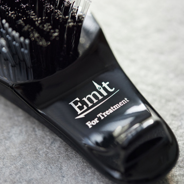 毎日サロン帰りのご機嫌ヘア|プロの施術を3700本の極細ピンで再現する「トリートメントブラシ」|EMIT