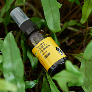 《モリンガ配合/オーガニック原料100%》MG1000+マヌカハニー配合、アルコール・保存料フリーの「マヌカ&プロポリス スプレー モリンガ」|TAMAU×24 ORGANIC DAYS